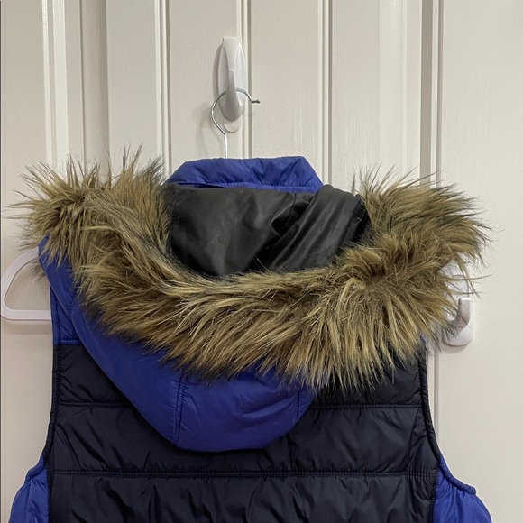 American Eagle Outfitters Navy and Blue Quilted Vest with Faux Fur Hood - Picture 7 of 8